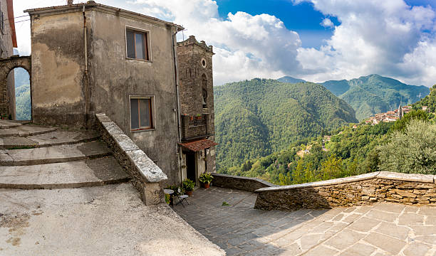 Il villaggio di Pruno e il Monte Pania