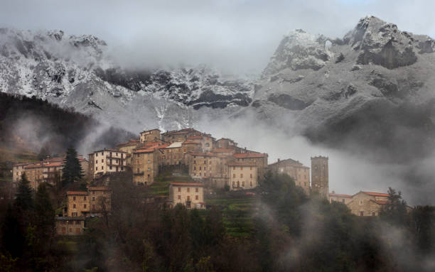 Pruno sotto le vette innevate delle Apuane