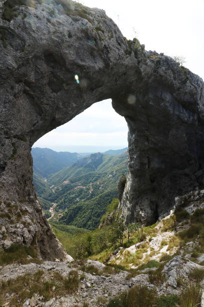 Veduta ravvicinata dell'arco del Monte Forato