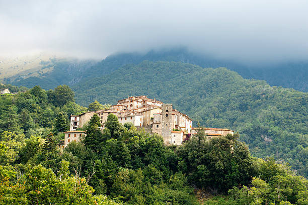 Il villaggio di Pruno ai piedi del Monte Pania